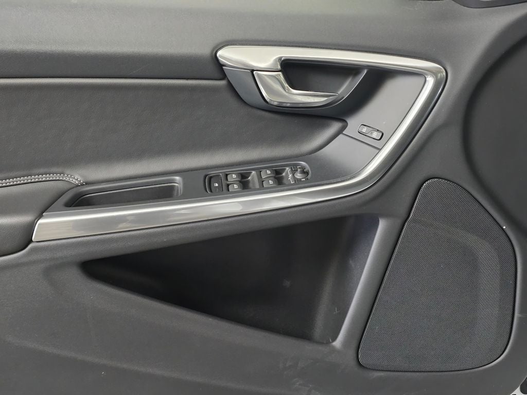 2015 Volvo V60 T6 R-Design Platinum