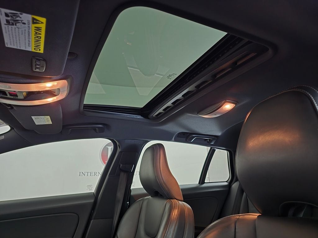 2015 Volvo V60 T6 R-Design Platinum