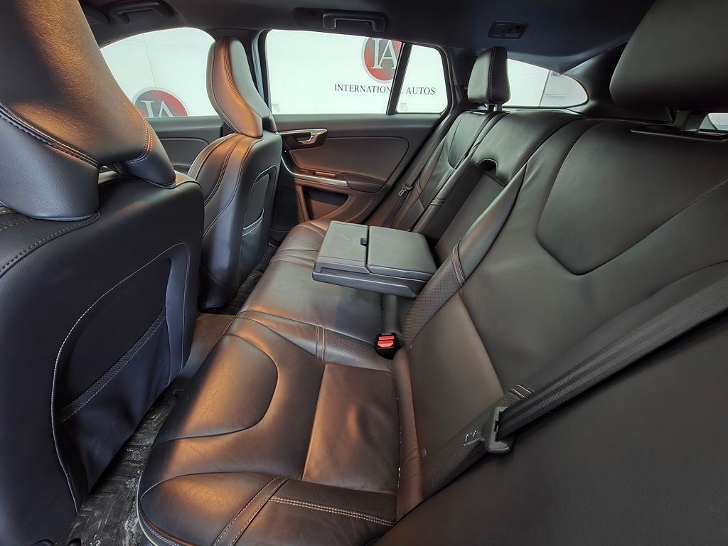 2015 Volvo V60 T6 R-Design Platinum