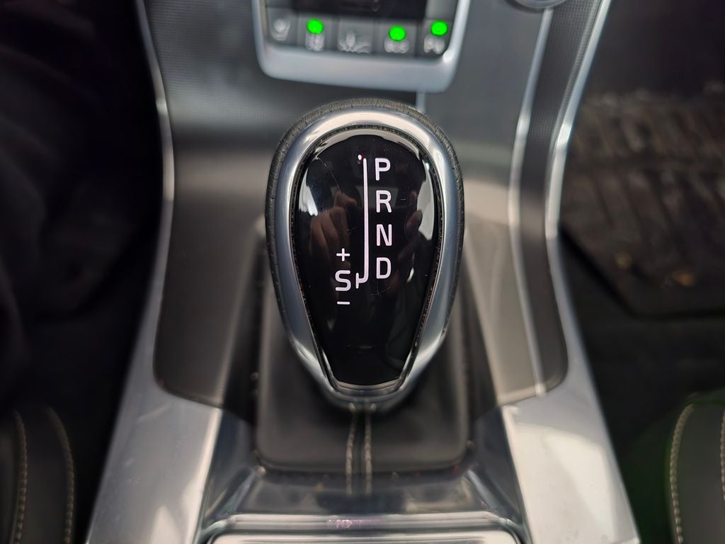 2015 Volvo V60 T6 R-Design Platinum