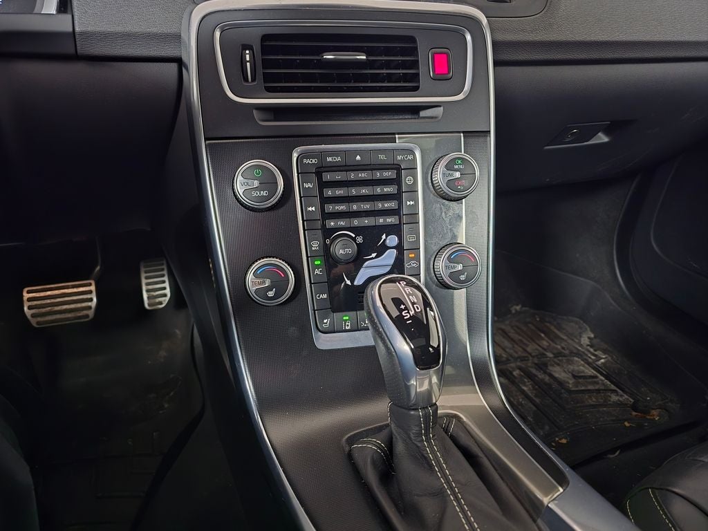 2015 Volvo V60 T6 R-Design Platinum