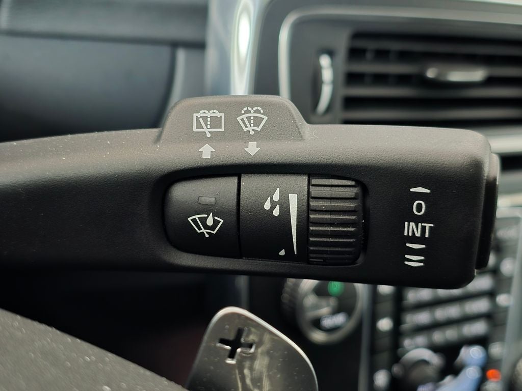 2015 Volvo V60 T6 R-Design Platinum