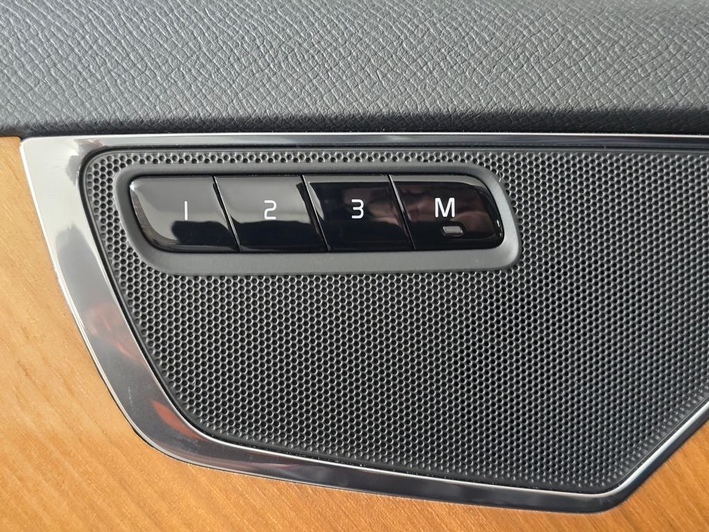 2024 Volvo XC90 B5 Plus