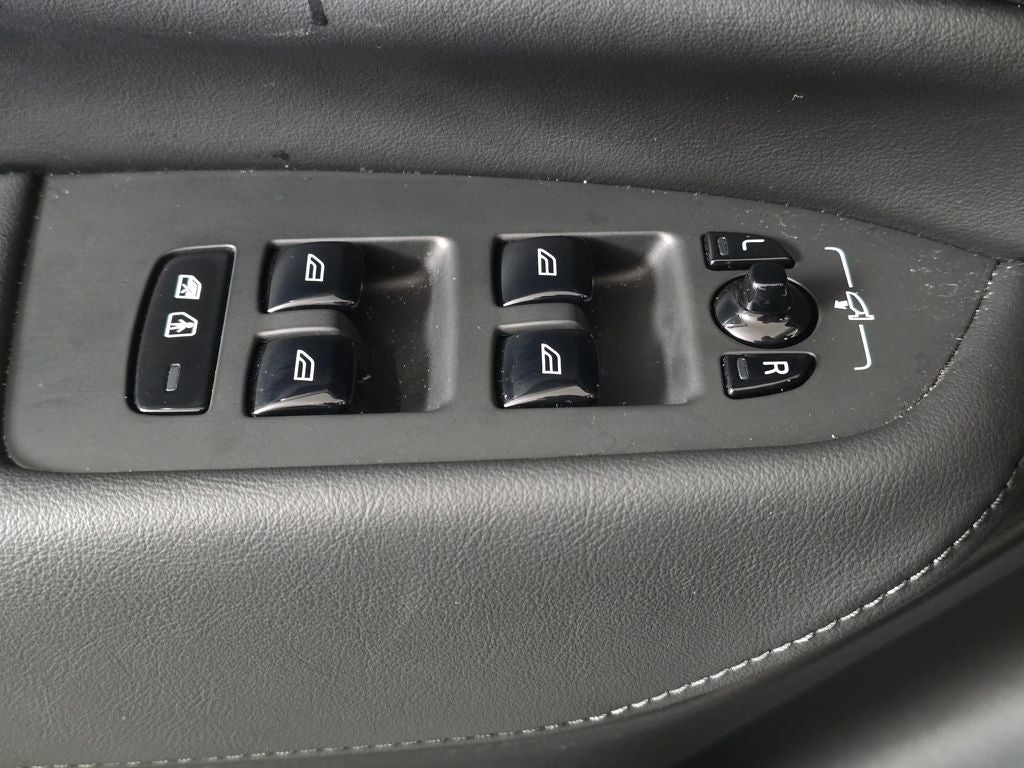 2024 Volvo XC90 B5 Plus